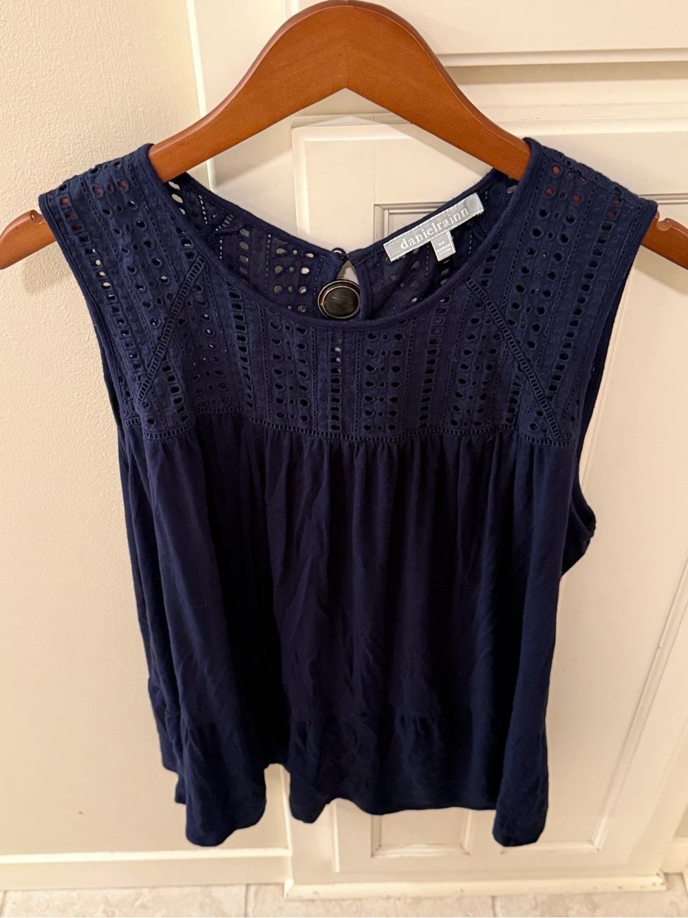 Daniel Rainn Navy Eyelet Yoke Tiered Sleeveless Top - Picture 2 of 4